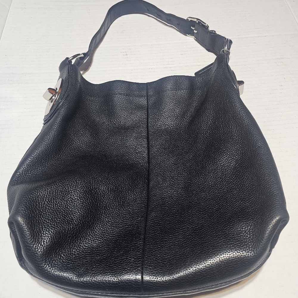 Vintage Coach black classic shoulder bag.